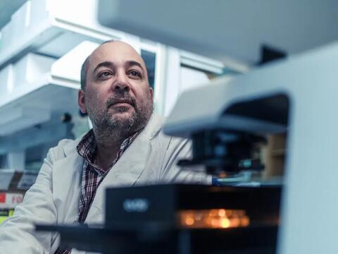 Martinez-Sobrido in the lab Lab