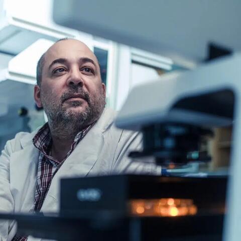 Martinez-Sobrido in the lab Lab